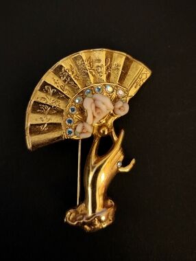 Vintage Hand Pin Brooch